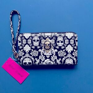 Betsey Johnson Skulls Roses Zip Around Wristlet Wallet ~ Black White Gold